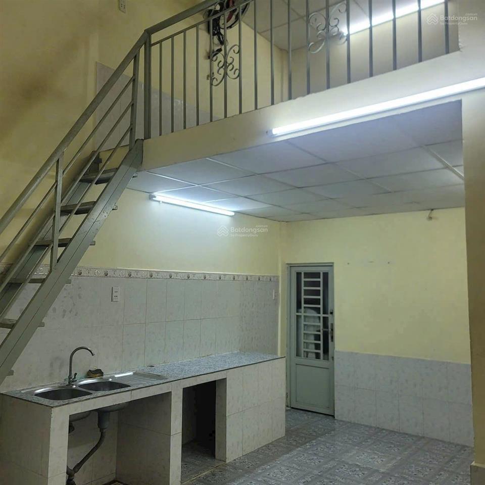 Cách 1 căn là ra mặt tiền thạch lam, 67m2 vuông vức, dòng tiền 240tr/tháng, nhỉnh 6 tỷ xíu