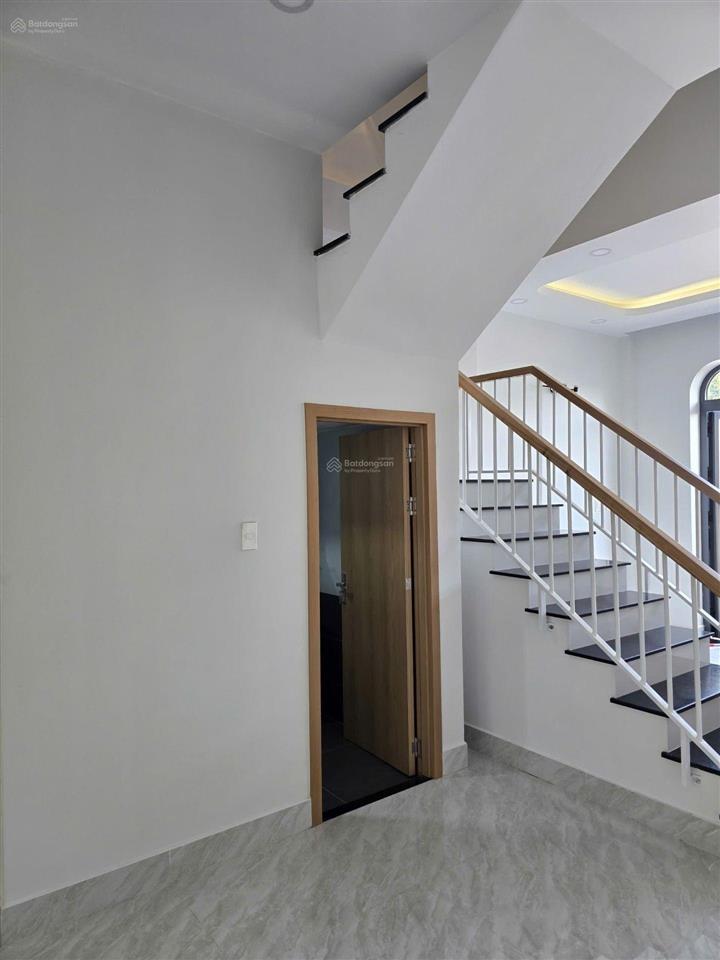 Nhà mới xây full nội thất dt 60m phường long trường quận 9