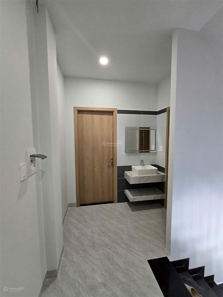 Nhà mới xây full nội thất dt 60m phường long trường quận 9