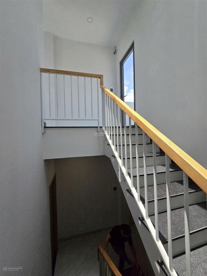 Nhà mới xây full nội thất dt 60m phường long trường quận 9