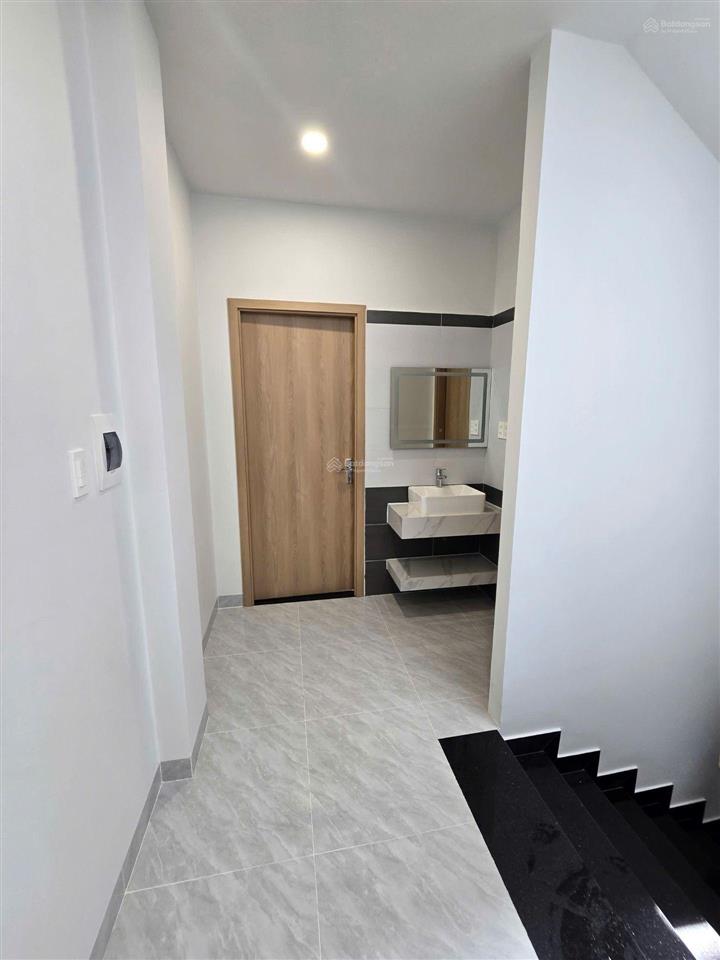 Nhà mới xây full nội thất dt 60m phường long trường quận 9