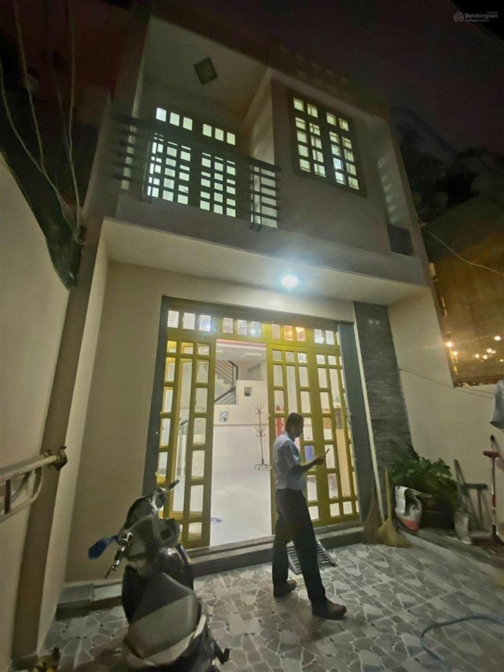 Bán nhà cấp 2, 1 trệt 1 lầu, diện tích đất trên sổ 80m2. ngang 4.8m, đất vuông