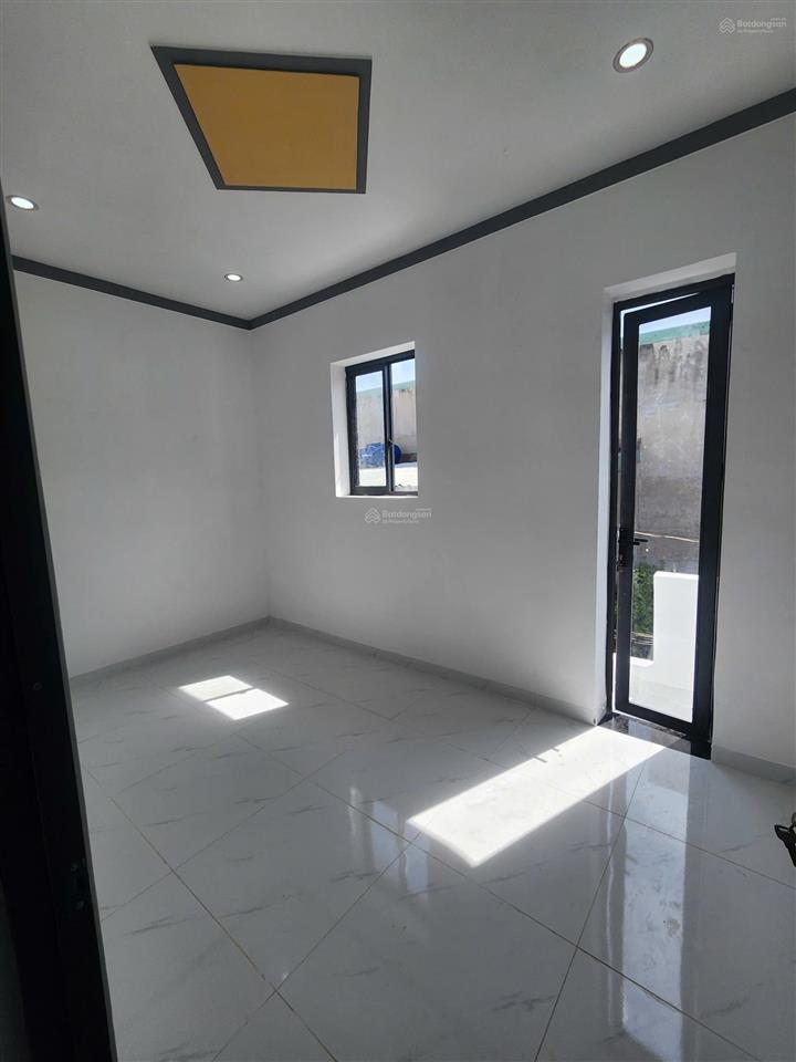 Chính chủ bán nhà hóc môn shr 595 triệu  4x8m 2 phòng ngủ, gần chợ có nước máy hỗ trợ góp gần 50%