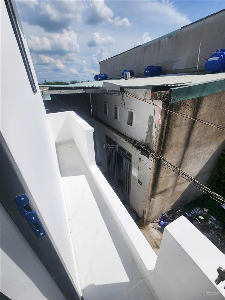 Chính chủ bán nhà hóc môn shr 595 triệu  4x8m 2 phòng ngủ, gần chợ có nước máy hỗ trợ góp gần 50%