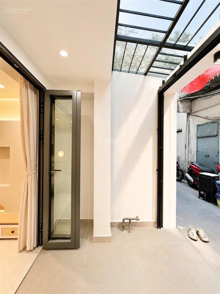 Nhà đẹp  gần khu phan xích long  3 tầng đúc  tặng full nội thất  30m2  3pn  3wc