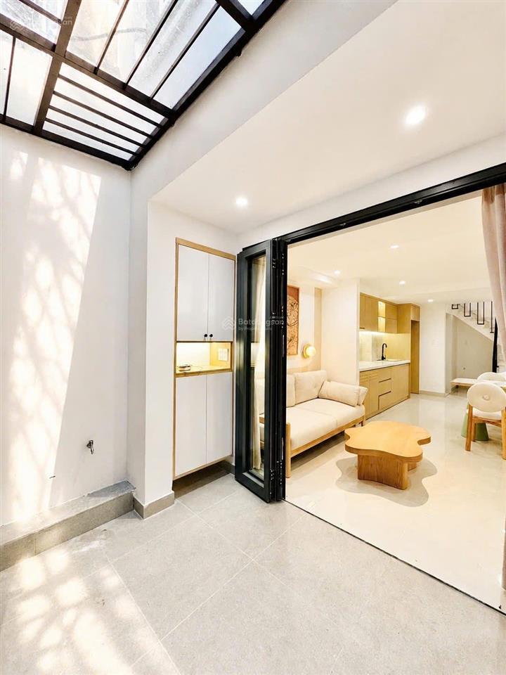 Nhà đẹp  gần khu phan xích long  3 tầng đúc  tặng full nội thất  30m2  3pn  3wc