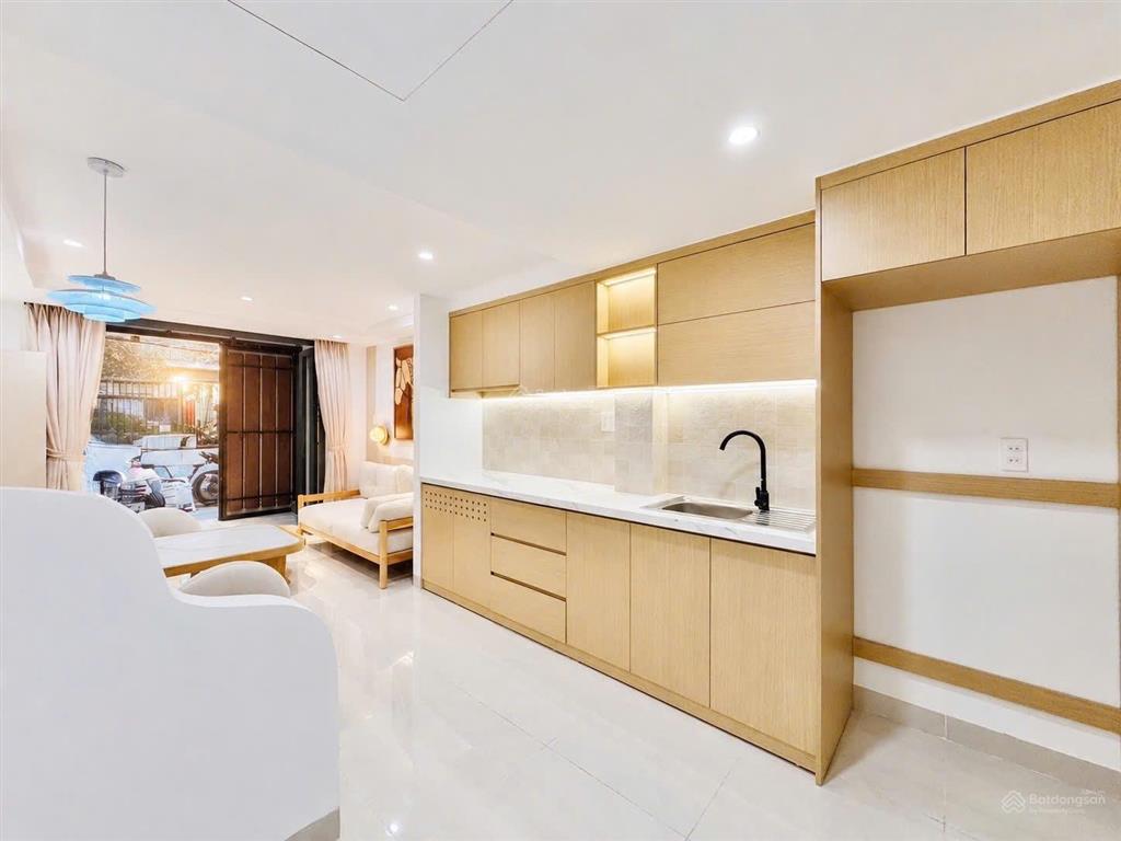 Nhà đẹp  gần khu phan xích long  3 tầng đúc  tặng full nội thất  30m2  3pn  3wc
