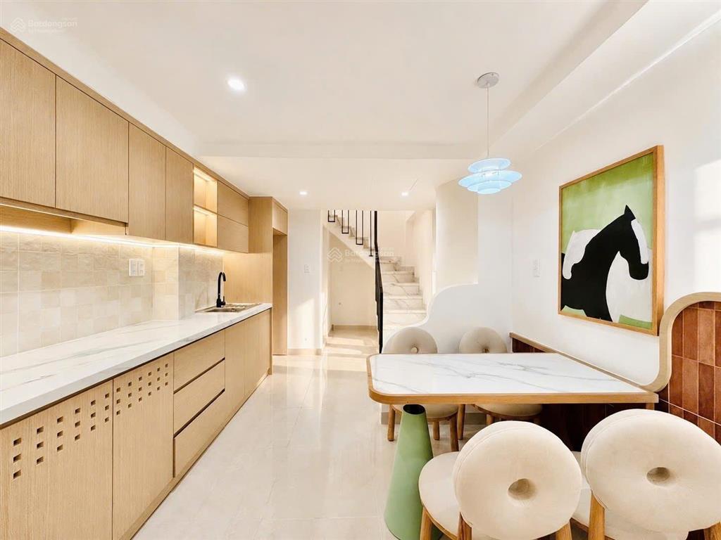 Nhà đẹp  gần khu phan xích long  3 tầng đúc  tặng full nội thất  30m2  3pn  3wc
