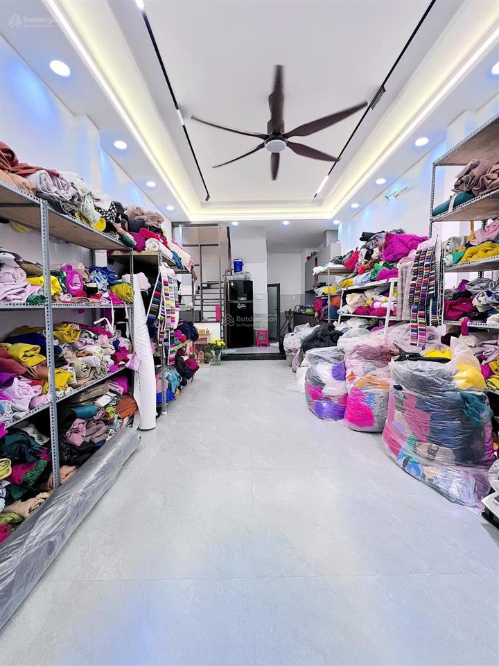 Ngay chợ cây quéo. hxh ngủ trong nhà. 4 tầng chắc chắn ở liền  40m2  3pn  4wc
