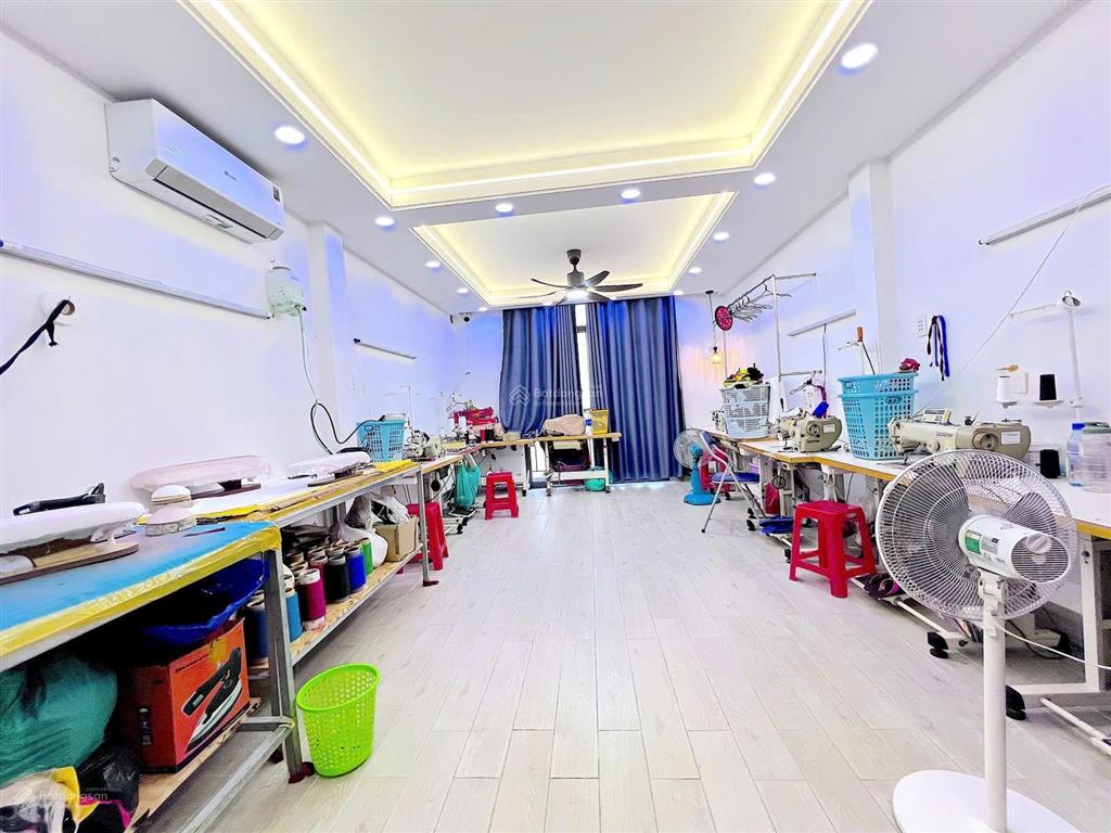 Ngay chợ cây quéo. hxh ngủ trong nhà. 4 tầng chắc chắn ở liền  40m2  3pn  4wc