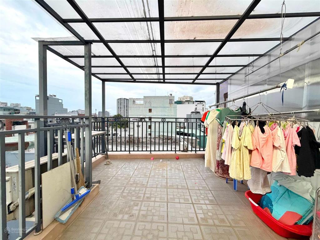 Kế đh ngoại thương, sau lưng mặt tiền  cn 42m2  5 tầng  thang máy  5pn  4wc