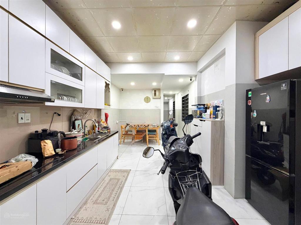 Kế đh ngoại thương, sau lưng mặt tiền  cn 42m2  5 tầng  thang máy  5pn  4wc