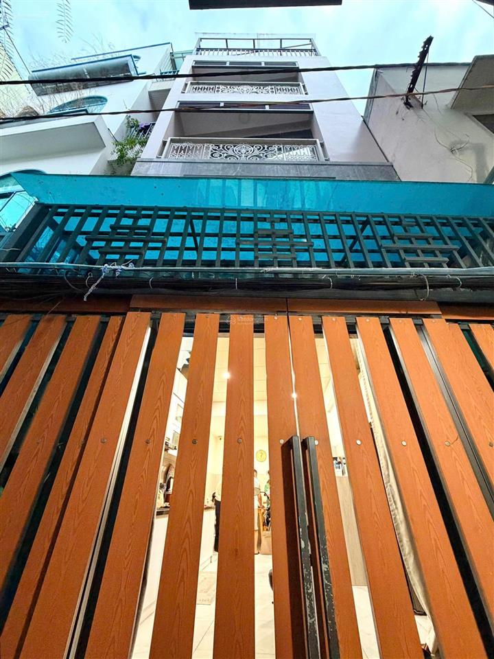 Kế đh ngoại thương, sau lưng mặt tiền  cn 42m2  5 tầng  thang máy  5pn  4wc