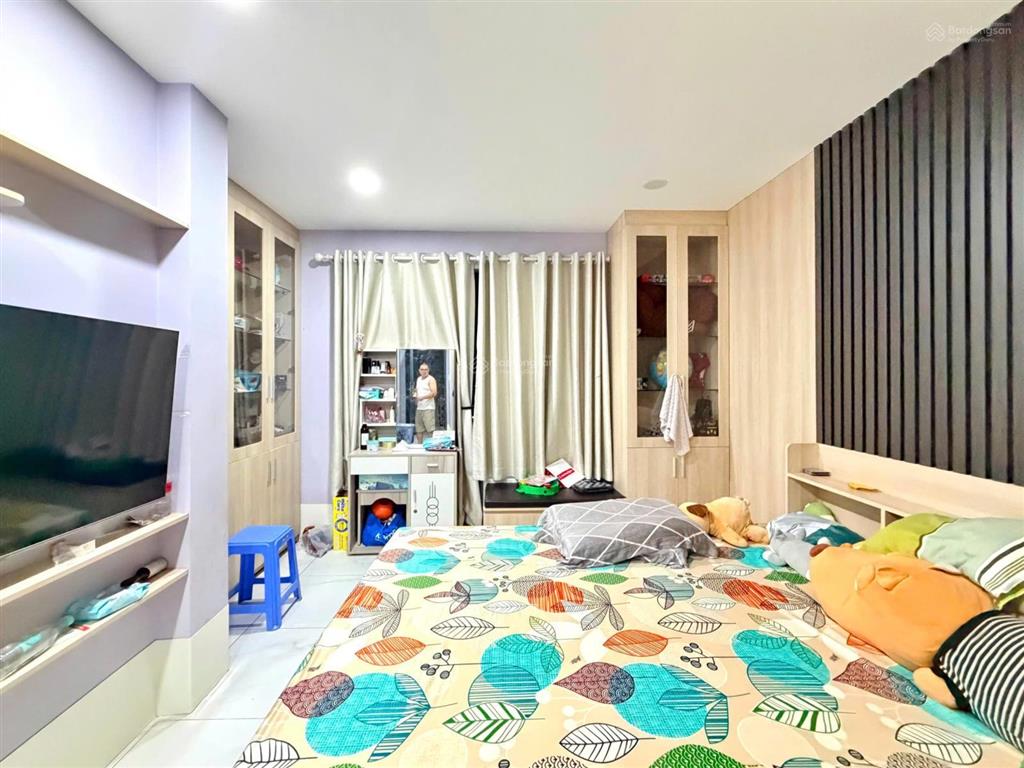 Kế đh ngoại thương, sau lưng mặt tiền  cn 42m2  5 tầng  thang máy  5pn  4wc