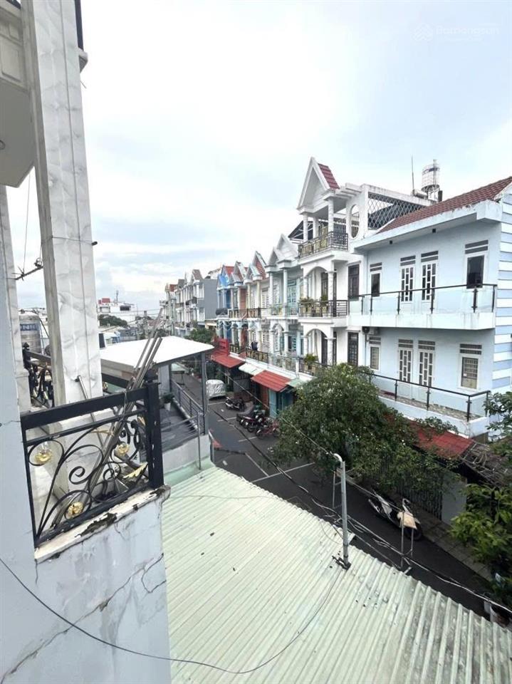 Chủ gấp bán giảm mạnh 300 triệu nhà đẹp bùi văn ngữ đường rộng 9m vào ở ngay
