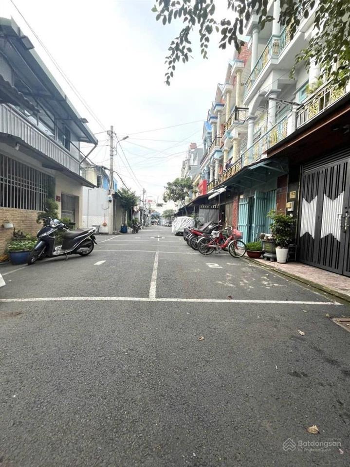 Chủ gấp bán giảm mạnh 300 triệu nhà đẹp bùi văn ngữ đường rộng 9m vào ở ngay