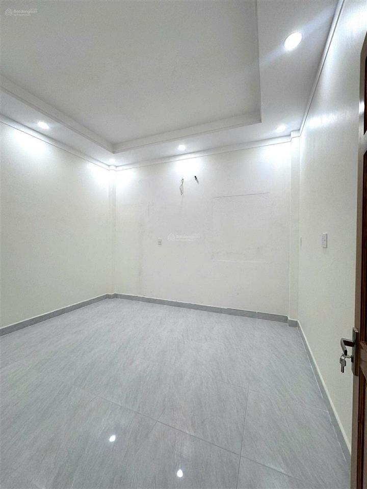 Nhà đẹp mới xây xong, hoàn công đủ  giá 4.48 tỷ nở hậu  sát chợ hiệp thành