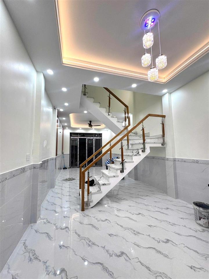 Nhà đẹp mới xây xong, hoàn công đủ  giá 4.48 tỷ nở hậu  sát chợ hiệp thành