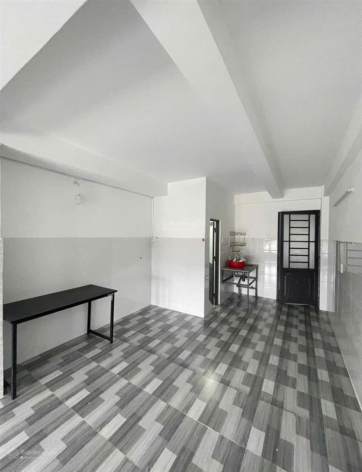 Phòng 30m2 ngay lê văn việt, trường tài chính marketing cũ, an ninh, có thể làm 1 phòng ngủ