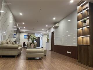 Cho thuê chcc discovery complex , dt 210m2, 4pn,3wc, full nội thất,hướng đn,view hồ tây