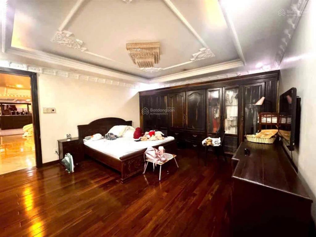 Tòa nhà khách sạn góc 3 mặt tiền tên lửa