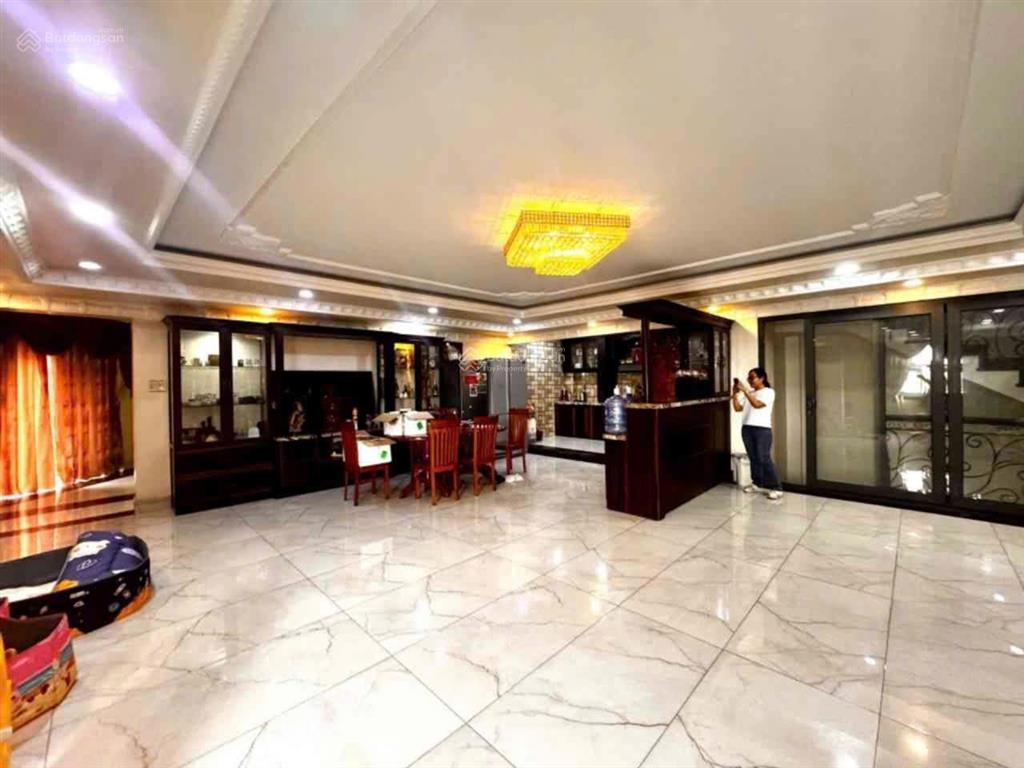 Tòa nhà khách sạn góc 3 mặt tiền tên lửa