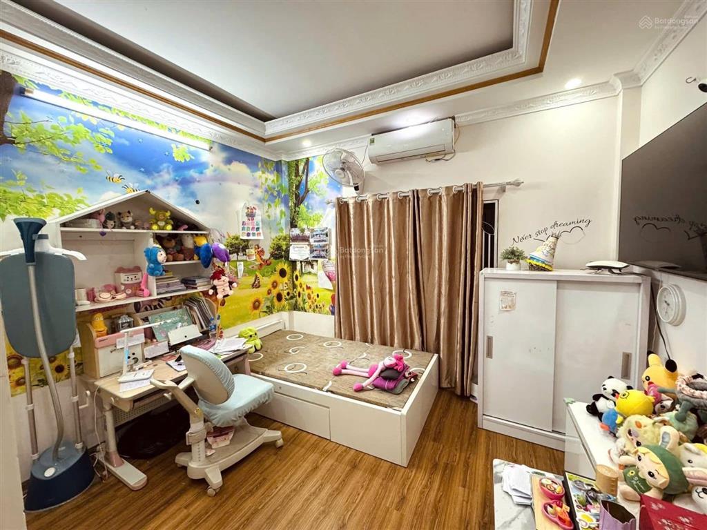 Bán nhà ngõ 169 đường hoàng mai 50m 5 tầng mặt 3.7m để lại tất nội thất tin chuẩn 100% giá 10,7 tỷ.