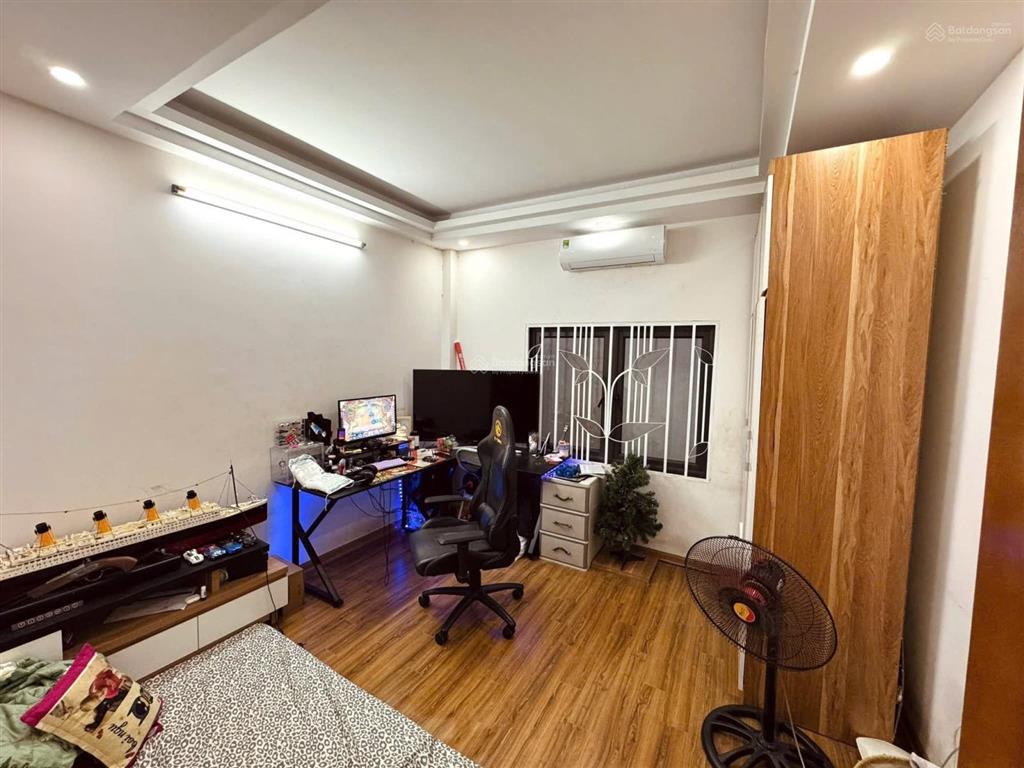 Bán nhà ngõ 169 đường hoàng mai 50m 5 tầng mặt 3.7m để lại tất nội thất tin chuẩn 100% giá 10,7 tỷ.