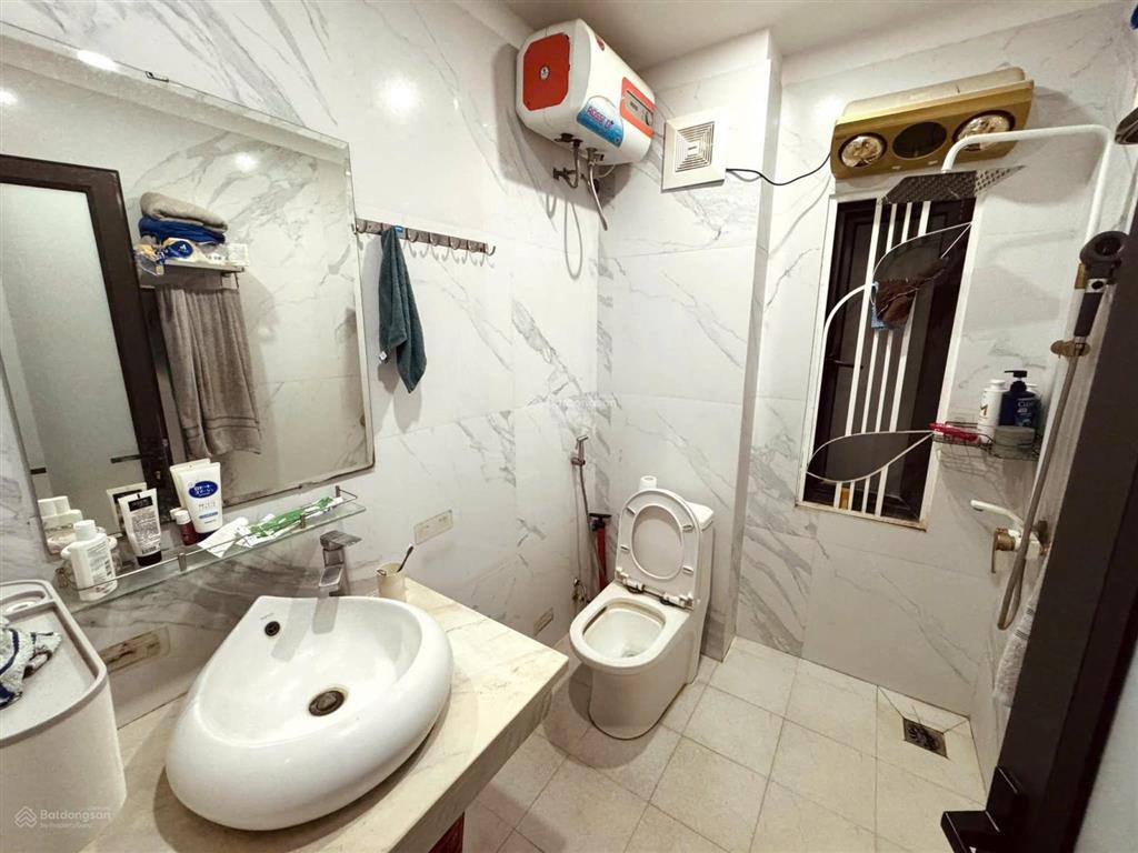 Bán nhà ngõ 169 đường hoàng mai 50m 5 tầng mặt 3.7m để lại tất nội thất tin chuẩn 100% giá 10,7 tỷ.