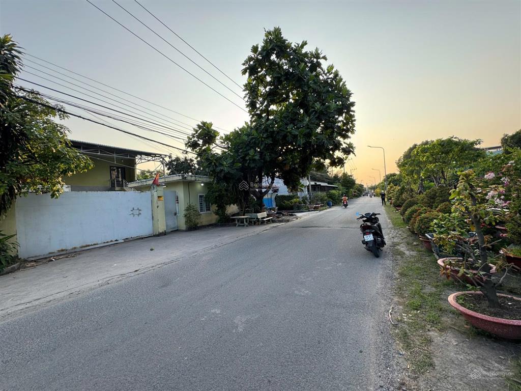 Kho lạnh ( 16 x48) 823m có 700m thổ cư  sổ hoàn công sát ql13 đối diện tân hiệp phát