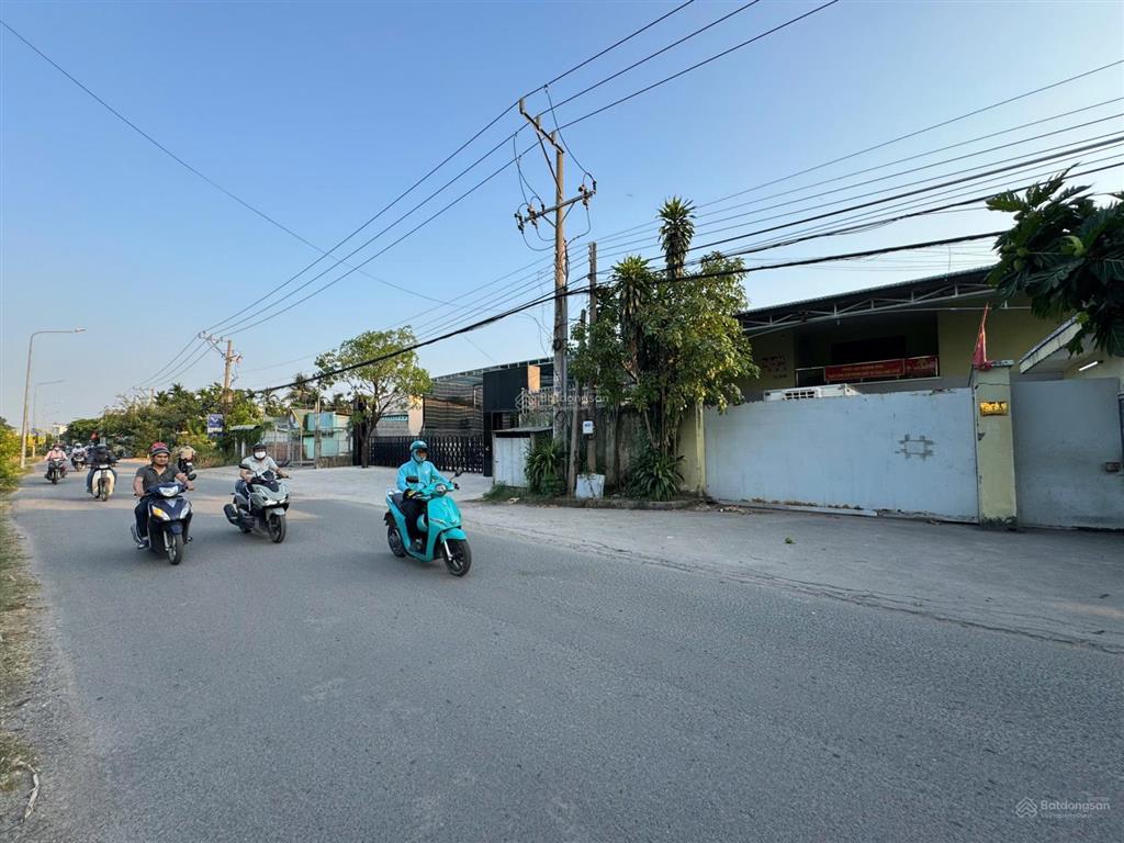 Kho lạnh ( 16 x48) 823m có 700m thổ cư  sổ hoàn công sát ql13 đối diện tân hiệp phát