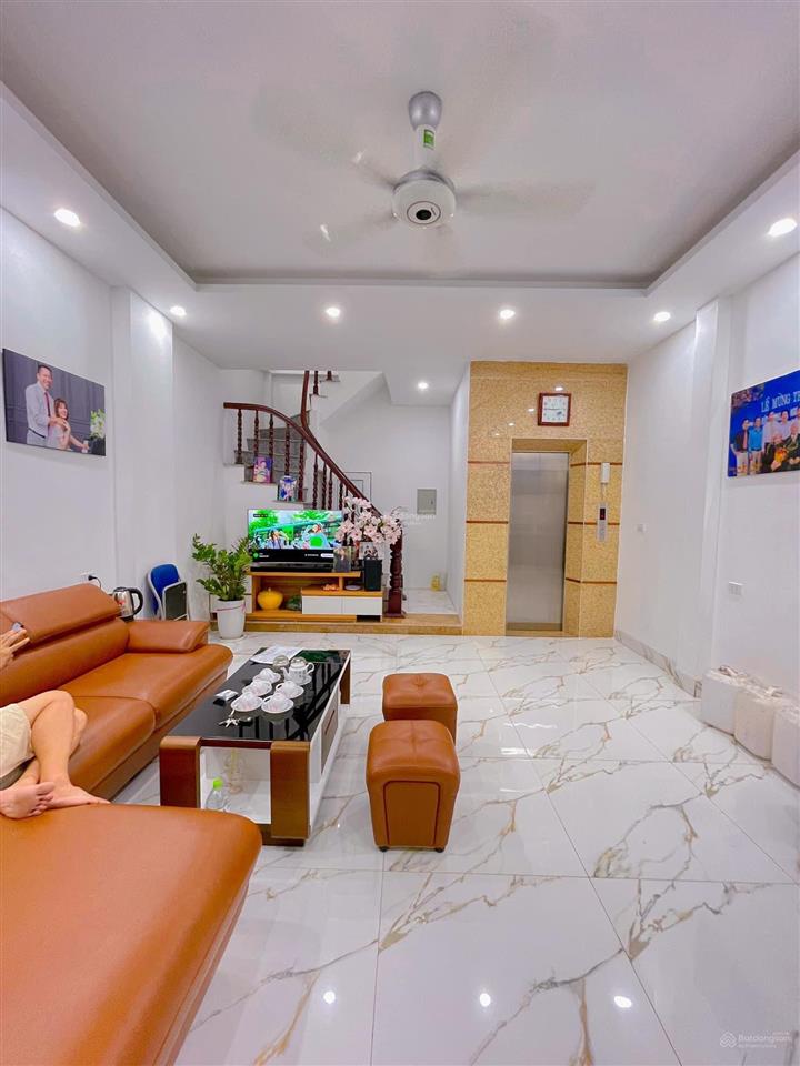 Bán nhà phố vọng 40m2, lô góc, thang máy, sát bách kinh xây giá 10.8 tỷ