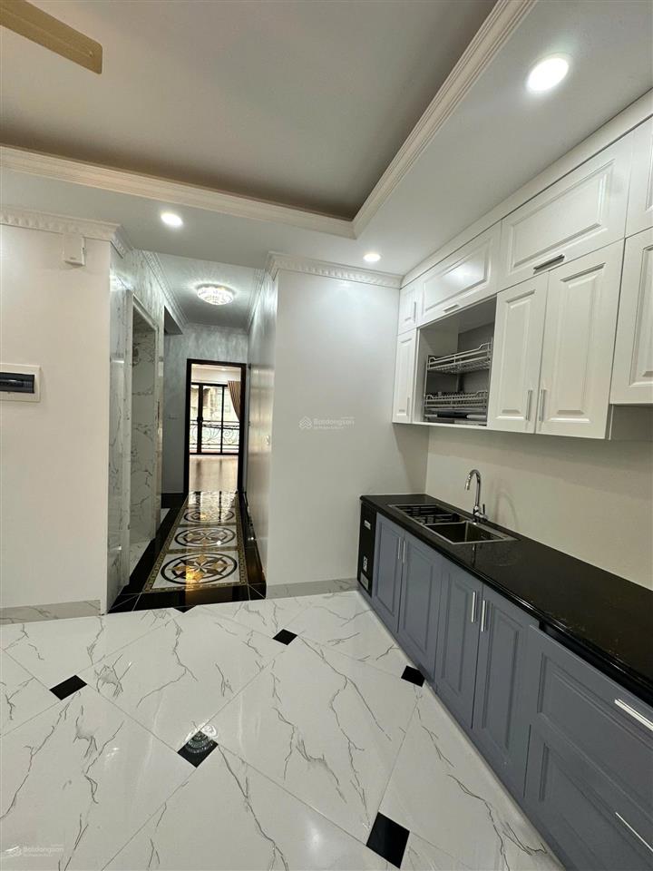 Bán nhà trần khát chân 50m2 5 tầng thang máy 6 ngủ giá 12.5 tỷ