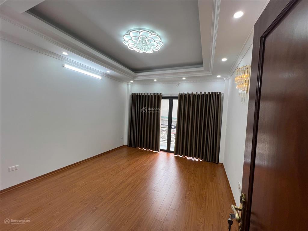 Bán nhà trần khát chân 50m2 5 tầng thang máy 6 ngủ giá 12.5 tỷ