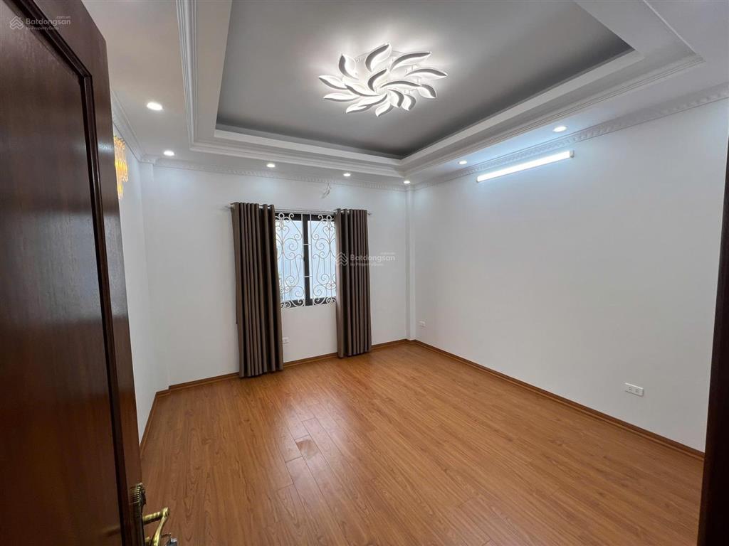 Bán nhà trần khát chân 50m2 5 tầng thang máy 6 ngủ giá 12.5 tỷ