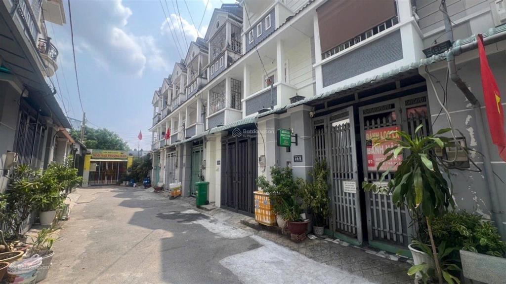 Căn 3 tầng đẹp đồng bộ hẻm xe hơi rộng giá 5.7 tỷ