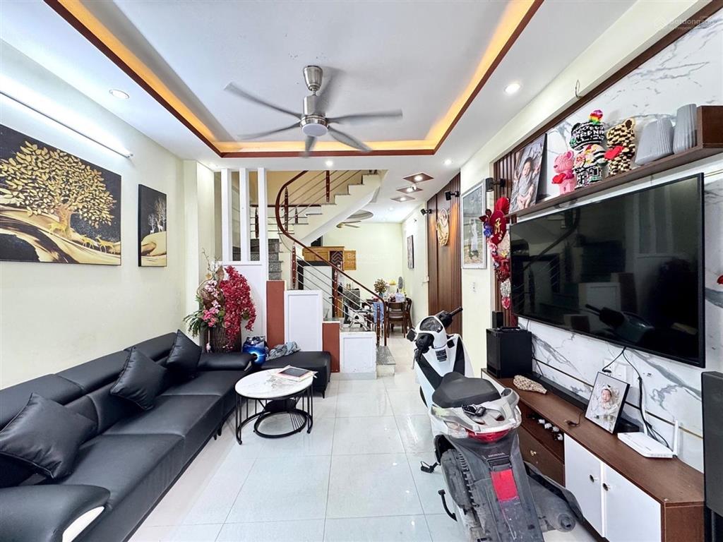 Nhà đẹp 3 tầng đồng hòa ô tô đỗ cửa đi bộ 3 phút ra golden point