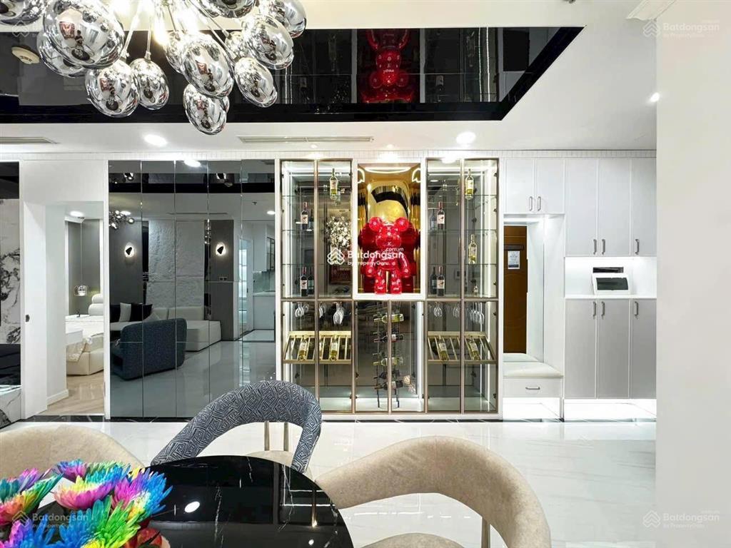 Bán căn hộ cc 3pn, 2wc, giá  4,9 tỷ, 105m2 tại oriental plaza 685 âu cơ, e  0906 247 ***