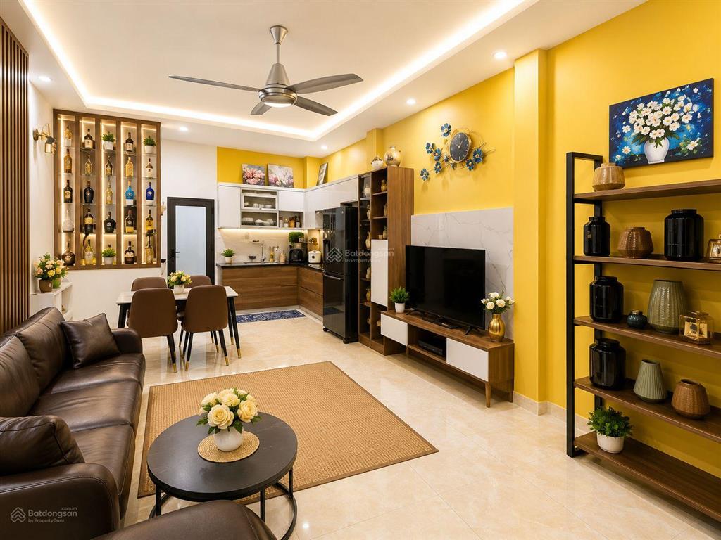 Chính chủ cần bán gấp nhà dân xây khu vực cầu giấy, 50m, 5 tầng, 12.7 tỷ, nhà còn mới, ngõ nông.