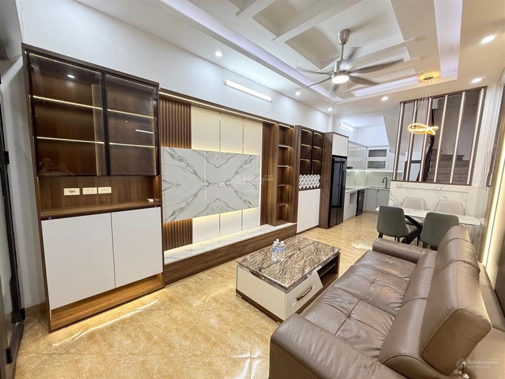 Chủ cần bán gấp nhà cầu giấy, 36m, 5 tầng, 9.6 tỷ, full nội thất, gần hồ điều hòa, vị trí tt