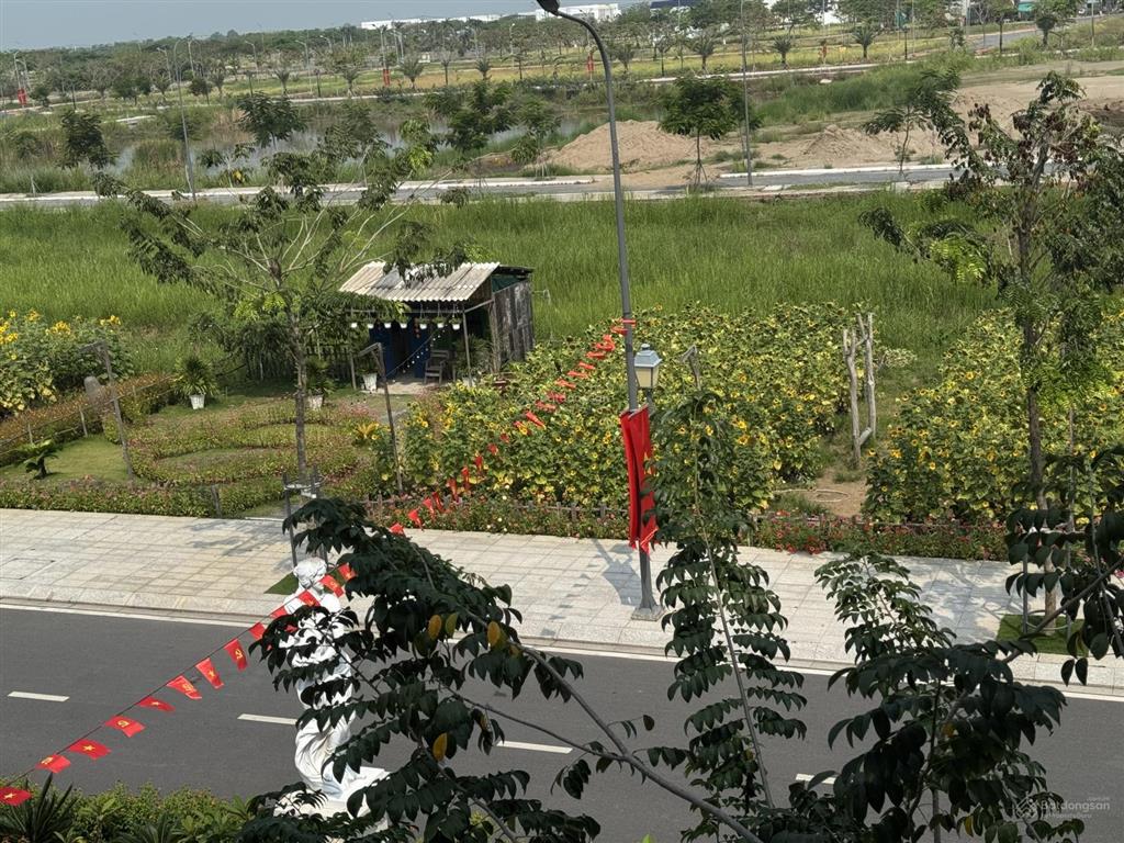 Bán đất nền dự án agora city, 1,98 tỷ, 108m2, đẹp, nhiều tiện ícch tại đường 818, thị trấn thủ thừa