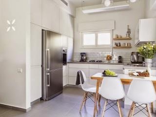 Bán gấp căn hộ 2 phòng ngủ 2wc 66m2 full nội thất tại valencia garden việt hưng giá chỉ 4,95 tỷ.