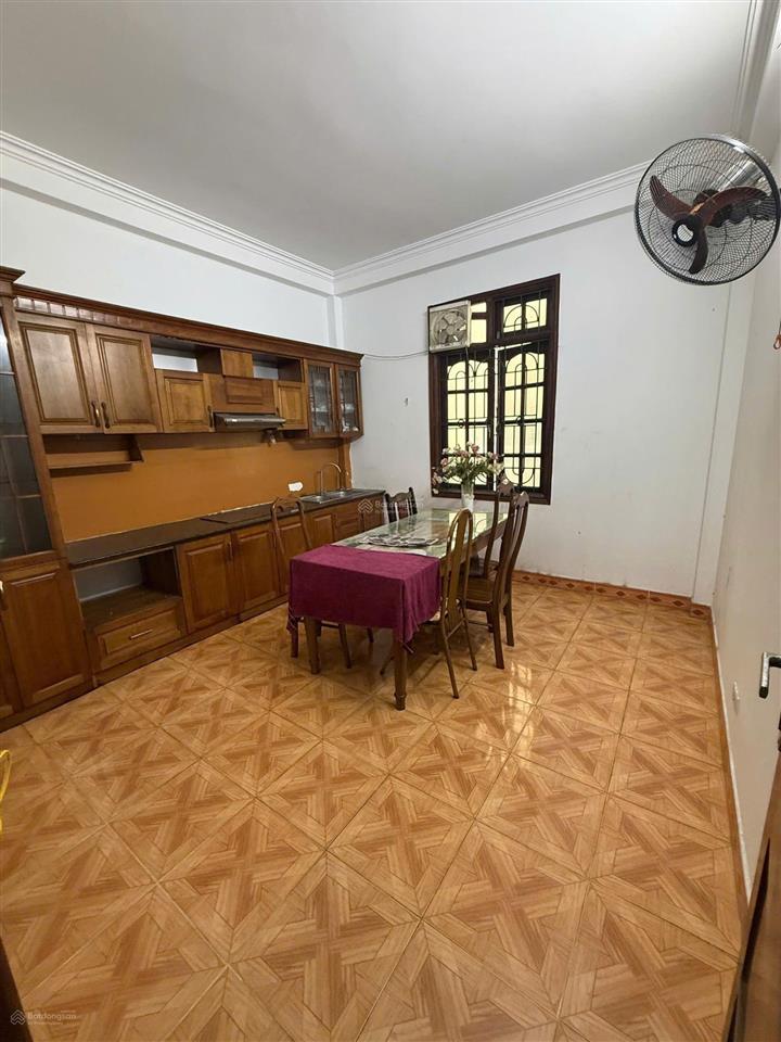 Cho thuê nhà lạc long quân 5 tầng 5 phòng ngủ view hồ tây kinh doanh, vp, ở gia đình giá tốt.