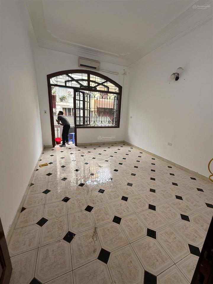 Cho thuê nhà lạc long quân 5 tầng 5 phòng ngủ view hồ tây kinh doanh, vp, ở gia đình giá tốt.