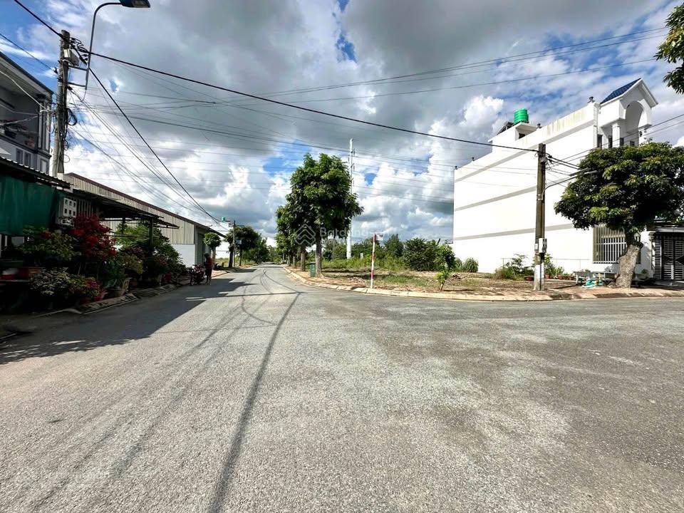 Sacombank phát mãi lô đất 8x20 sát bên hông chợ bình chánh. giá 820 triệu