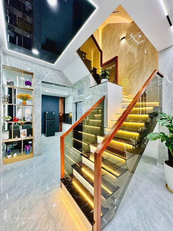 Bán nhà 2 lầu chợ đầu mối bình điền 6x20, cho thuê 25 triệu/tháng