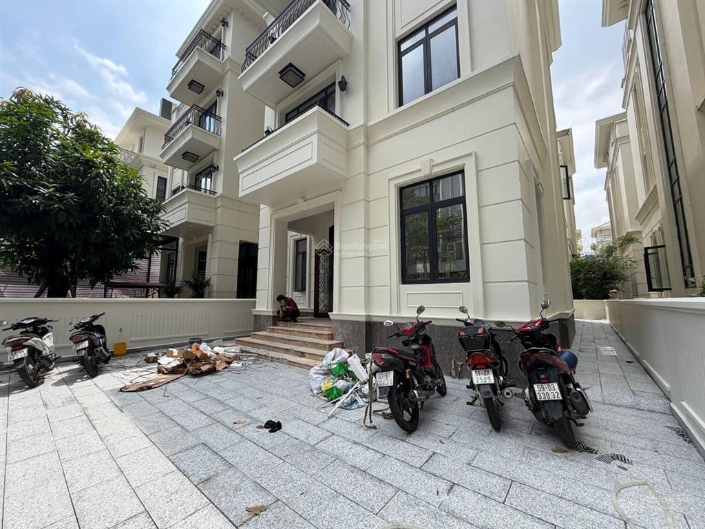 Cho thuê toà nhà biệt thự vinhomes golden river phù hợp làm văn phòng