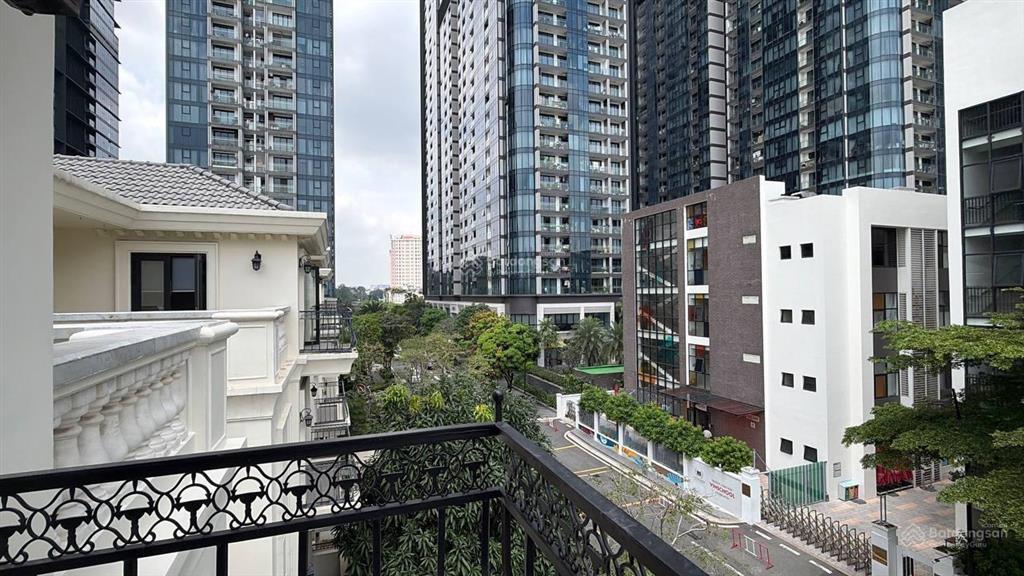 Cho thuê toà nhà biệt thự vinhomes golden river phù hợp làm văn phòng