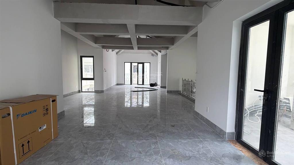 Cho thuê toà nhà biệt thự vinhomes golden river phù hợp làm văn phòng