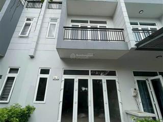 Cần ra căn nhà phố đang cho thuê 14tr  5x15m dtsd 150m2 ngay chợ đức hòa, 3pn, giá 2tỷ9